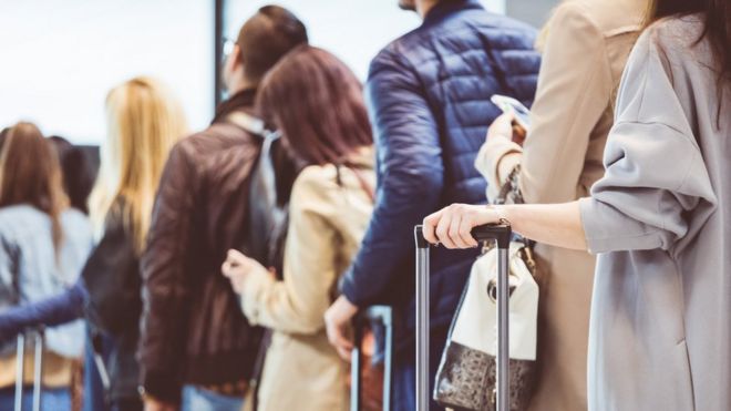 passageiros em fila de embarque para avião