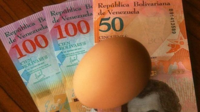 Ovo em cima de notas de bolívares