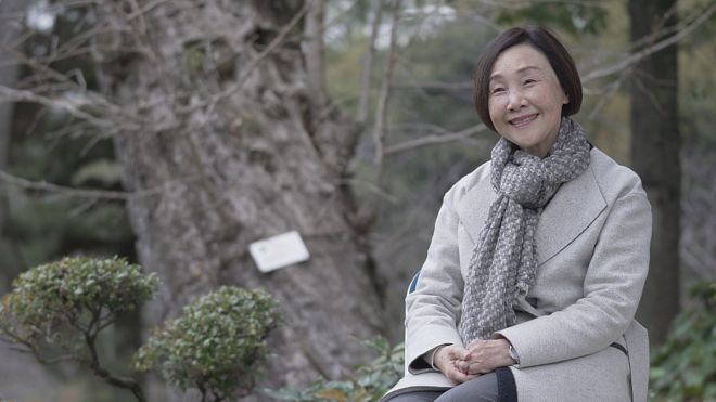 Tomoko Watanabe junto al gingko de tres siglos en el jardín de Shukkeien