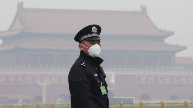 Agente de segurança usa máscara em Pequim