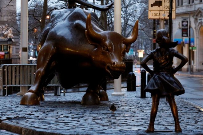 Статуя девушки, стоящей перед Уолл-стрит-буллом, рассматривается в рамках кампании, проводимой американским управляющим фондом на Стейт-стрит, чтобы подтолкнуть компании к тому, чтобы поставить женщин на свои доски в финансовом районе Нью-Йорка
