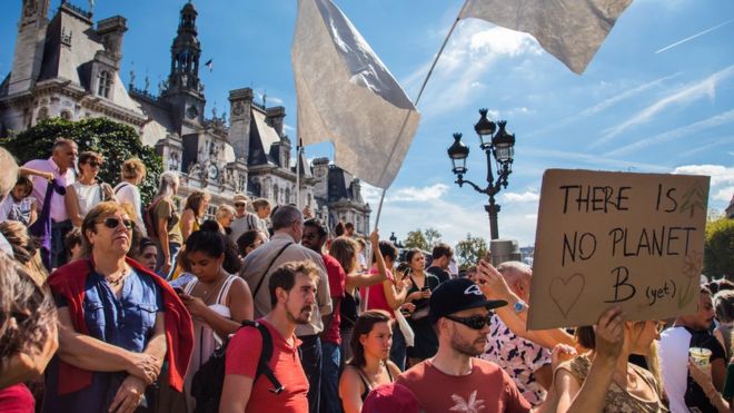 Активисты и неправительственные организации провели демонстрацию перед зданием муниципалитета в Париже, Франция, 8 сентября 2018 года.