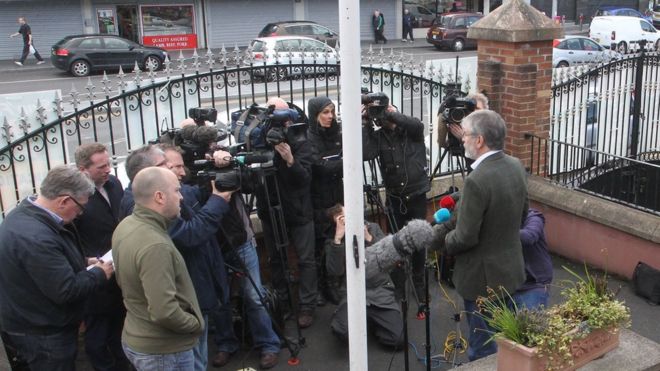 Адамс извинился на пресс-конференции возле Коннолли-Хаус в Белфасте
