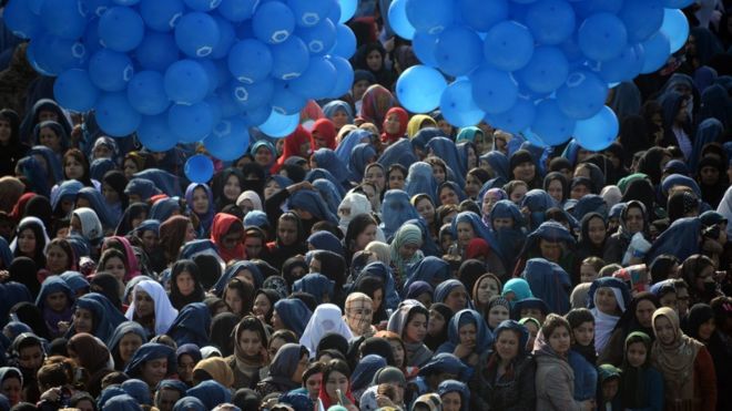 Афганские женщины собираются в знаменитом храме Хазрат-и-Али в Мазари-Шарифе для празднования Новруза в прошлом году