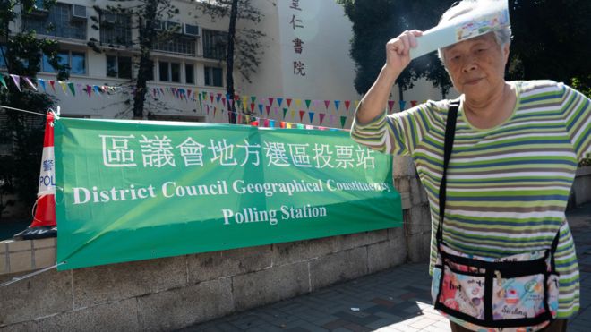 一位老妇离开香港铜锣湾皇仁书院投票站（10/12/2023）