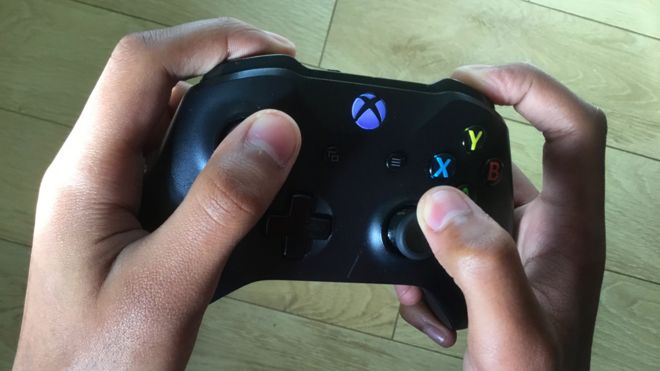 Мохаммед играет в Xbox