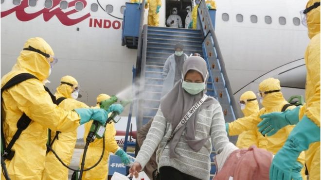 2月2日，醫務人員為從中國武漢撤回印度尼西亞的僑民進行消毒，然後將他們轉移到納塔納群島軍事基地進行隔離