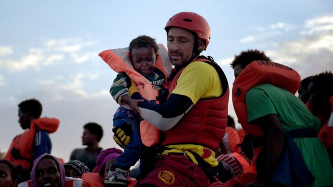 Испанские спасатели проводят спасательную операцию у Ливии в октябре 2016 года