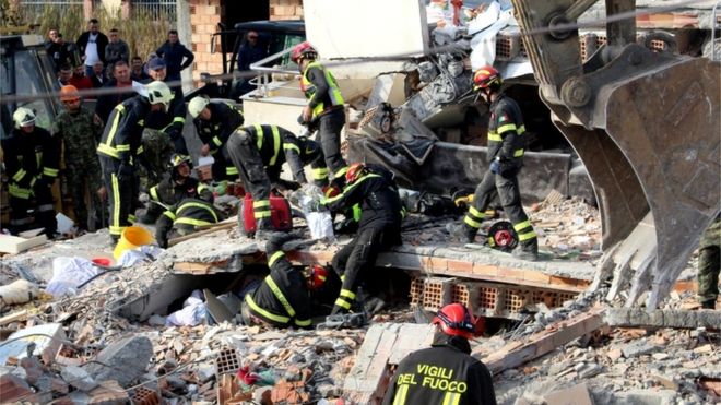 Италијански спасиоци извлаче настрадале из рушевина у Драчу, Albania, 27 November 2019