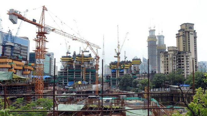 Общий вид строительной площадки строящегося роскошного многоквартирного дома «Парк», также называемый «Башней Трампа», изображен в Мумбаи 31 июля 2015 года.