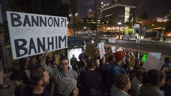 Люди протестуют против назначения Стива Баннонина Л.А. - 16 ноября 2016 года