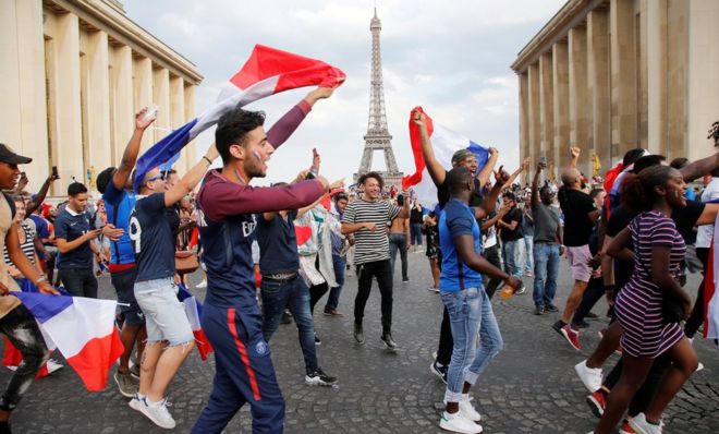 Французские фанаты в Париже празднуют перед Эйфелевой башней 15 июля 2018 года
