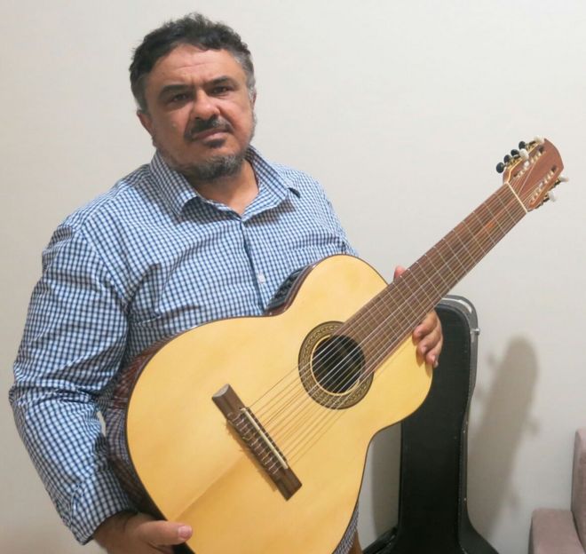 Reinaldo Casteluzzo com violão para pessoas deficientes
