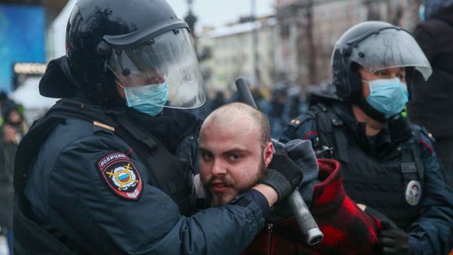 Policías rusos deteniendo a un manifestante.