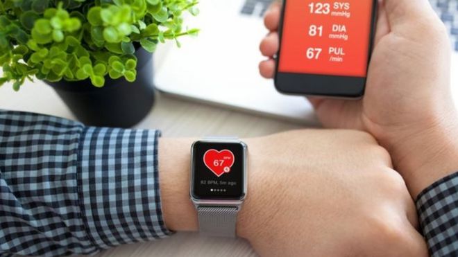 Relógio com aplicativo de saúde que mostra batimentos cardíacos