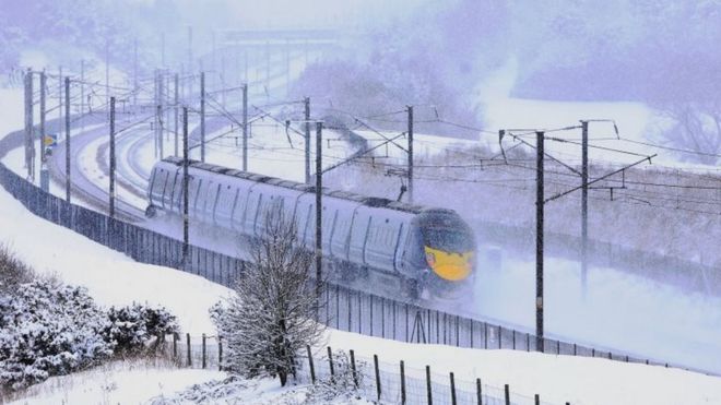 Поезд Eurostar проходит через Эшфорд, Кент, после сильного ночного снегопада