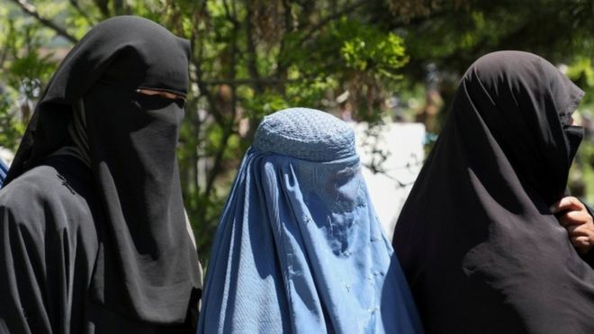 Afghan women wearing burkas (file picture)