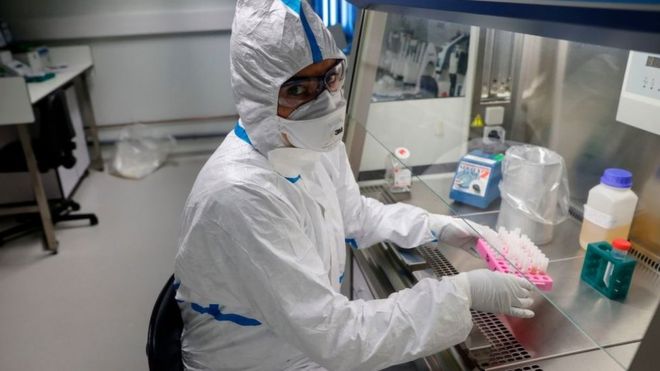 Un empleado de laboratorio manipula muestras de pacientes infectados con el coronavirus en el Instituto Pasteur de Paris el 28 de enero de 2020.