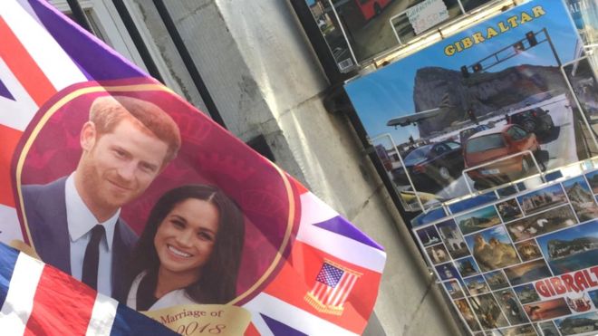 Королевский свадебный флаг и открытки на Гибралтар