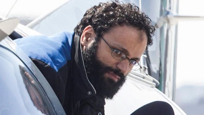 Чихеб Эссегайер, один из двух подозреваемых, обвиняемых в заговоре с «Аль-Каидой» в Иране с целью сорвать поезд в Канаде, прибывает в аэропорт Батвилль к северу от Торонто 23 апреля 2013 года