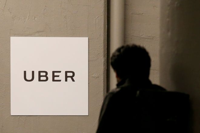 Мужчина прибыл в офис Uber в Квинсе, Нью-Йорк, США, 2 февраля 2017 года