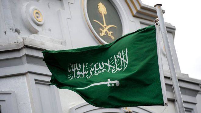 Флаг Саудовской Аравии развевается перед консульством Саудовской Аравии в Стамбуле, 13 октября 2018 года