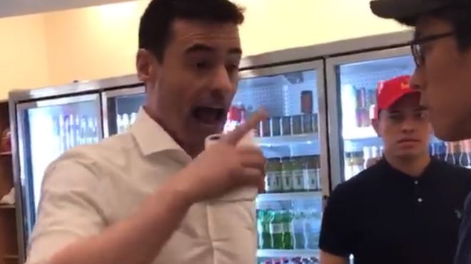 Aaron Schlossberg confrontando al gerente del restaurante.