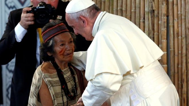 Папа Франциск приветствует члена перуанской группы коренного населения в Колизее Мадре де Диос в Пуэрто Мальдонадо, Перу, 19 января 2018 года.