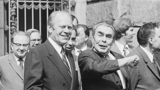 Президент Джеральд Форд и советский лидер и глава Коммунистической партии Леонид Брежнев во Владивостоке 24 ноября 1974 года.