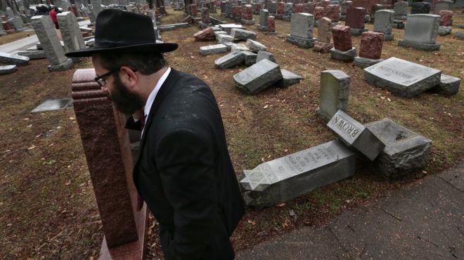 Мужчина посещает кладбище Хесед Шел Эмет в Сент-Луисе, штат Миссури, которое было разграблено в понедельник, 21 февраля 2017 года