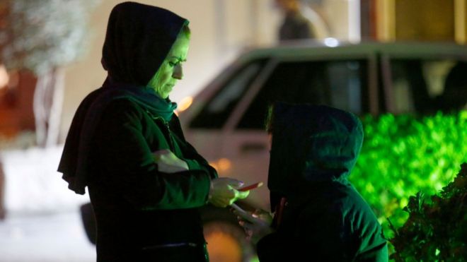 Иранские женщины пользуются мобильными телефонами в Тегеране