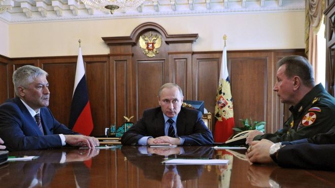 Владимир Путин с Виктором Золотовым слева от него объявляют о новой Национальной гвардии на встрече в Кремле 5 апреля 2016 года