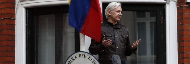 В этом файле фотография, сделанная 19 мая 2017 года. Основатель Wikileaks Джулиан Ассанж выступает с балкона посольства Эквадора в Лондоне.
