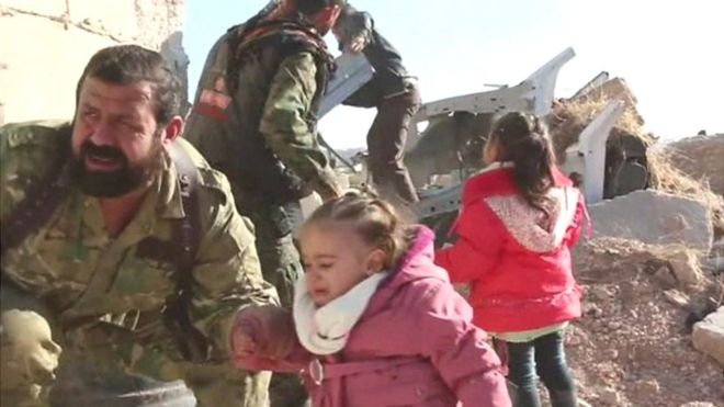 القوات الحكومية السورية تسيطر على ثلث شرقي مدينة حلب، وآلاف المدنيين يفرون من الأحياء المحاصرة.