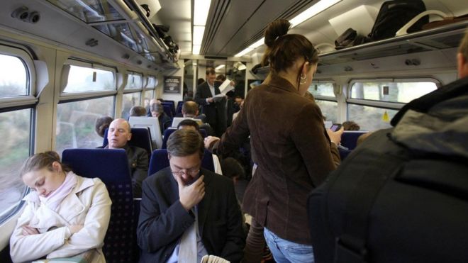Пассажиры в переполненном поезде