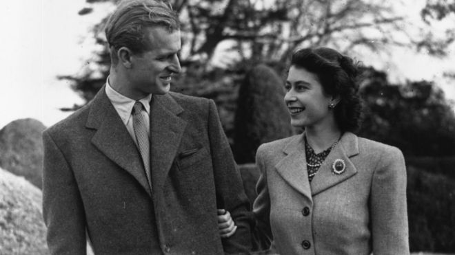 Ailə qurduqdan sonra II Elizabeth sülalənin soyadını dəyişdirmədi. Kral ailəsi Windsorlar olaraq qaldı. Şəkildə - hələ şahzadə olan Elizabeth və şahzadə Phillip bal ayında