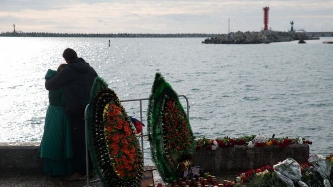 Residents of Sochi grieve for the victims of Tu-154 plane crash in the Black Sea outside Sochi (26 December 2016)