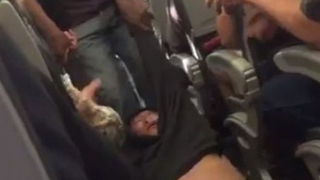 El pasajero es arrastrado por el avión de United Airlines