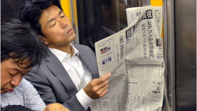 Читатель газеты в Японии