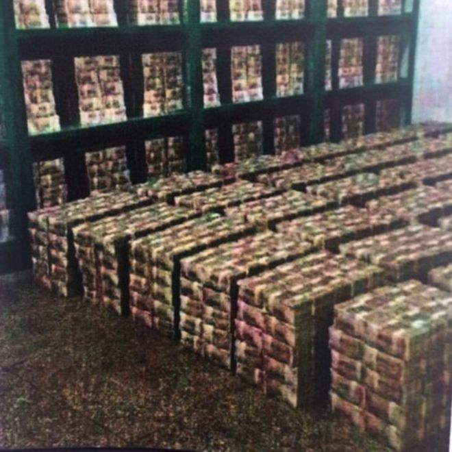Фотография, написанная в твиттере правящей партией Венесуэлы, похоже, показывает стопки банкнот из 100 боливаров в комнате