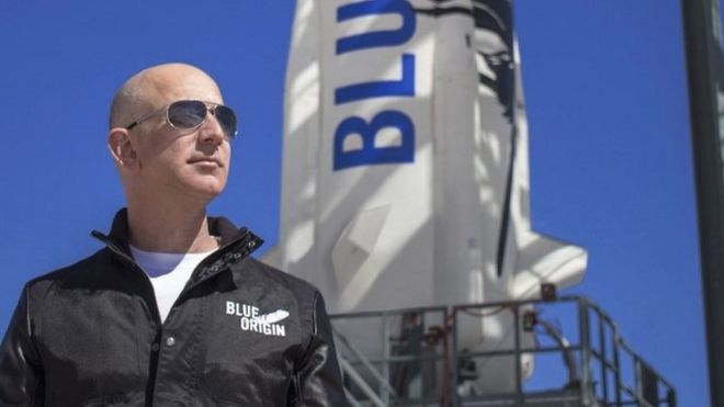 Jeff Bezos frente al cohete de Blue Origin