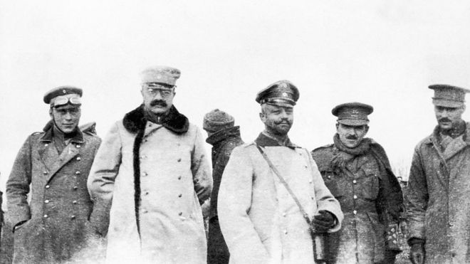 Comandantes alemanes y británicos reunidos en una zona conocida como "la tierra de nadie" en la navidad de 1914.