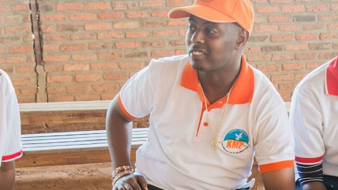 Umuhanzi Kizito Mihigo azwi cyane mu ndirimbo ziririmbirwa Imana, izivuga amahoro n'ubwiyunge