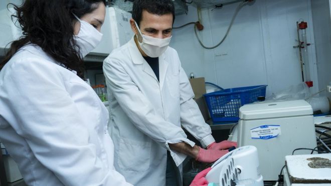 Científicos en un laboratorio de Argentina