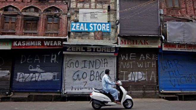 সপ্তাহের পর সপ্তাহ ধরে ভারত শাসিত কাশ্মীরে মানুষজন অবরুদ্ধ জীবনযাপন করছে