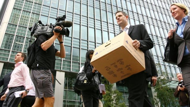 Сотрудник Lehman Brothers, несущий свои рабочие вещи в картонной коробке