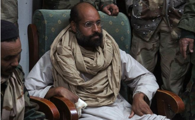 Саиф аль-Ислам виден после его захвата, в заключении революционных борцов в Обари, Ливия 19 ноября 2011 г.