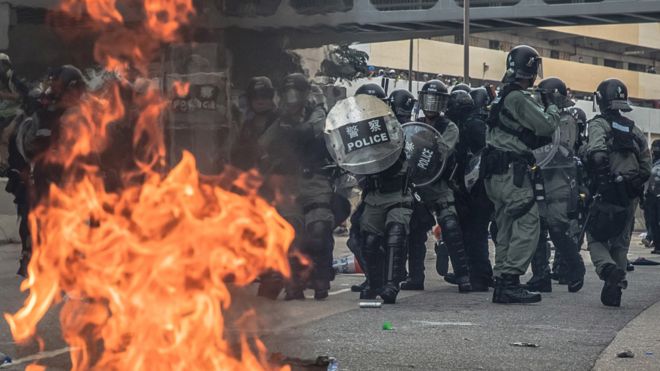 香港九龙观塘防暴警察躲避示威者投掷之汽油弹(24/8/2019)