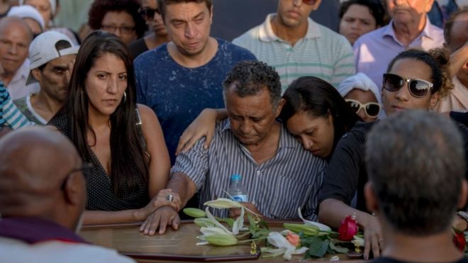 Родственники бразильского политического деятеля Мариэль Франко отдают дань памяти во время ее похорон на кладбище Caju в Рио-де-Жанейро, Бразилия, 15 марта 2018 года