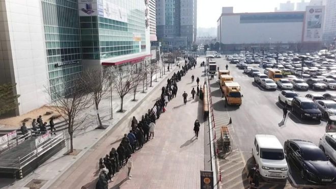 คนเกาหลีใต้ต่อคิวรอเข้าซูปเปอร์มาร์เก็ตที่เมืองแทกู